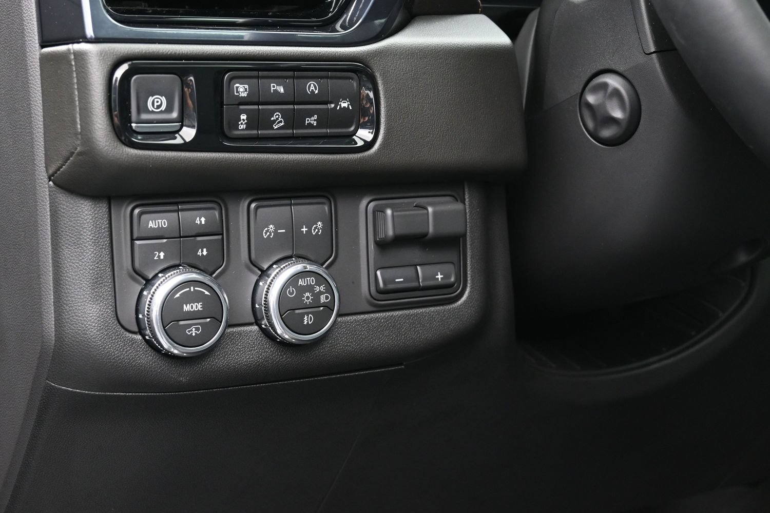 Used 2025 GMC Yukon AT4 w/ AT4 Premium Plus Package AWD/4WD image 23