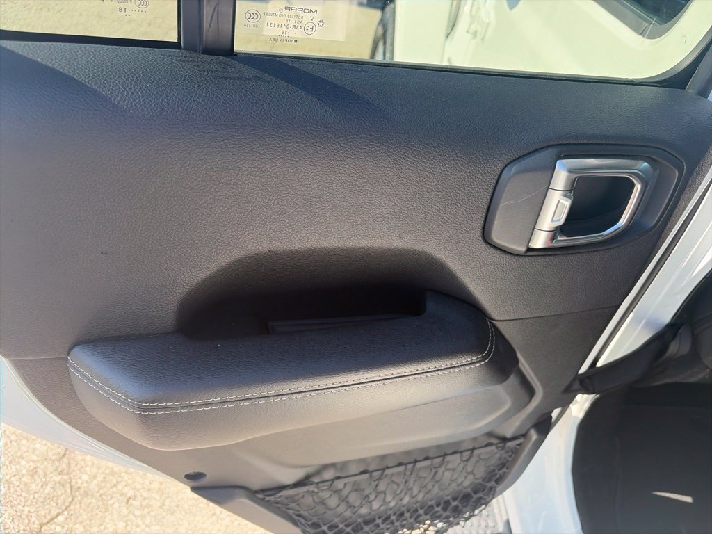 Used 2018 Jeep Wrangler Unlimited Sahara AWD/4WD image 12