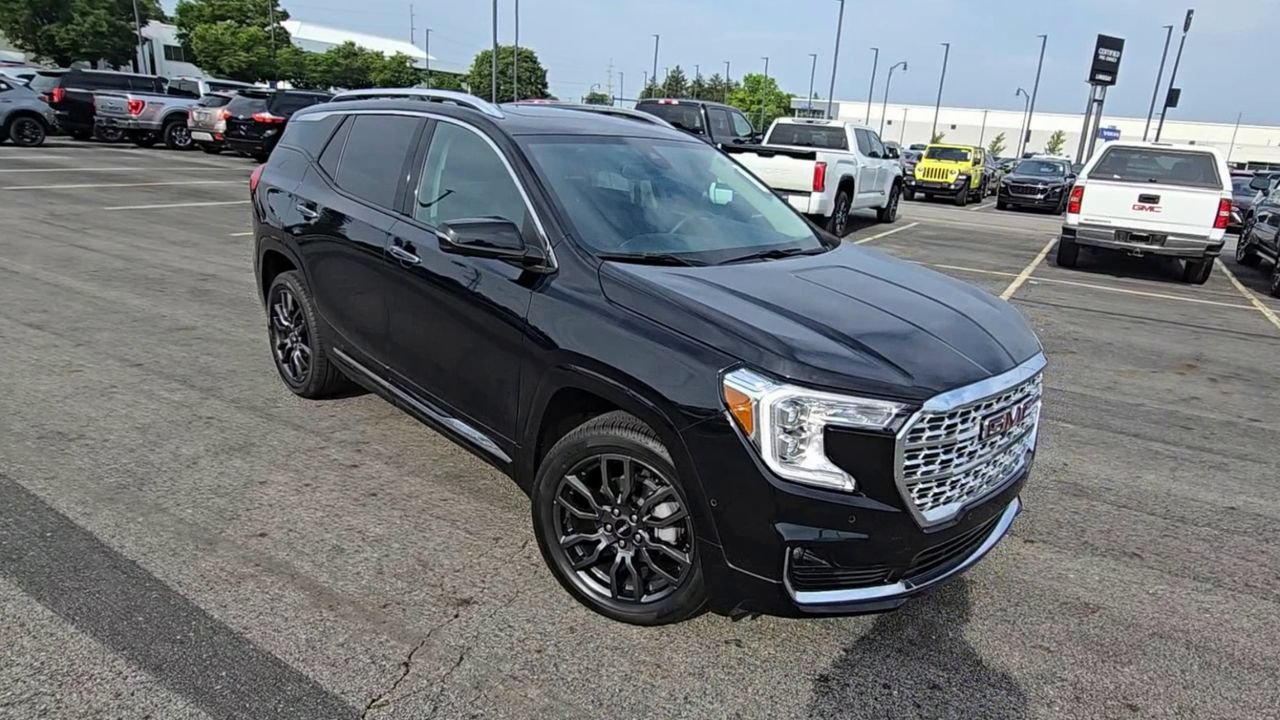 Used 2023 GMC Terrain Denali w/ Black Diamond Edition AWD/4WD image 2