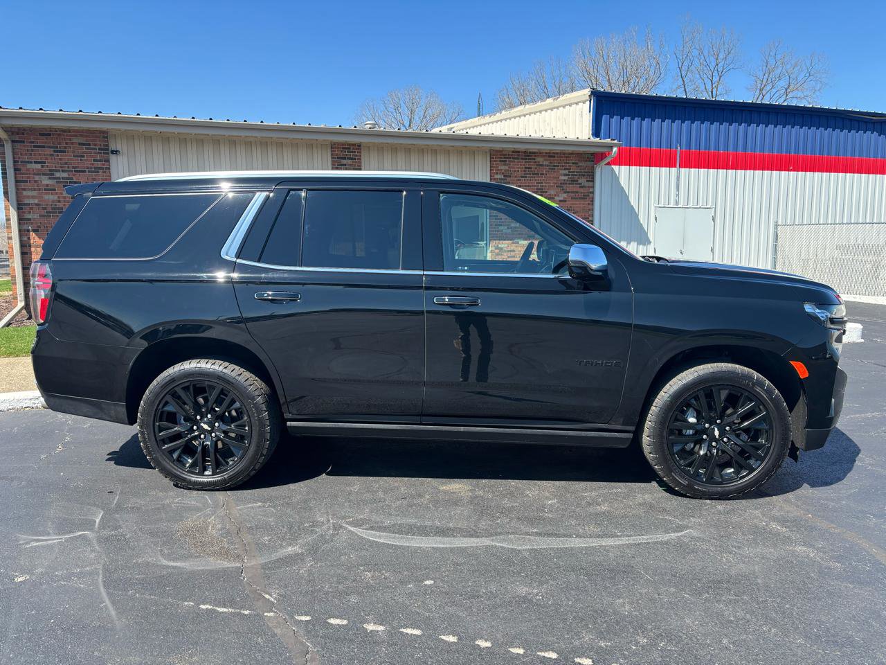 Used 2024 Chevrolet Tahoe Premier w/ Premium Package AWD/4WD image 2