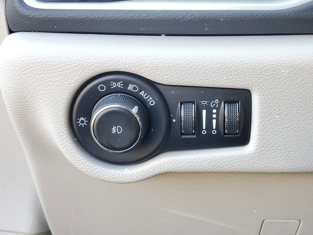 Used 2023 Chrysler Pacifica Touring-L image 17