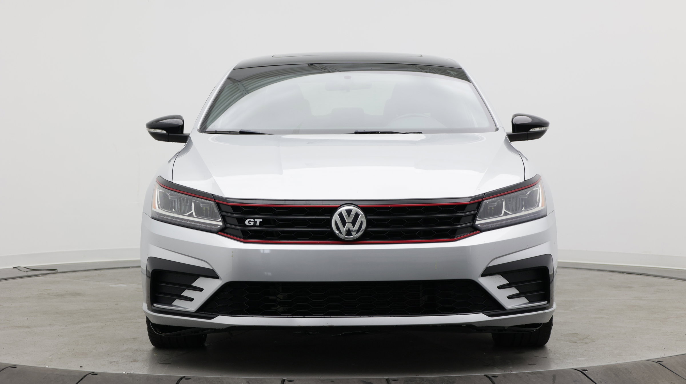 Used 2018 Volkswagen Passat 3.6 FWD image 2
