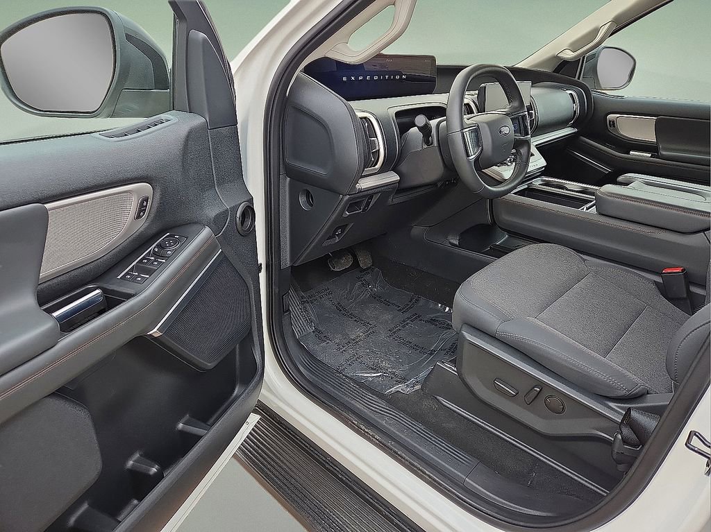 Used 2025 Ford Expedition Active image 21