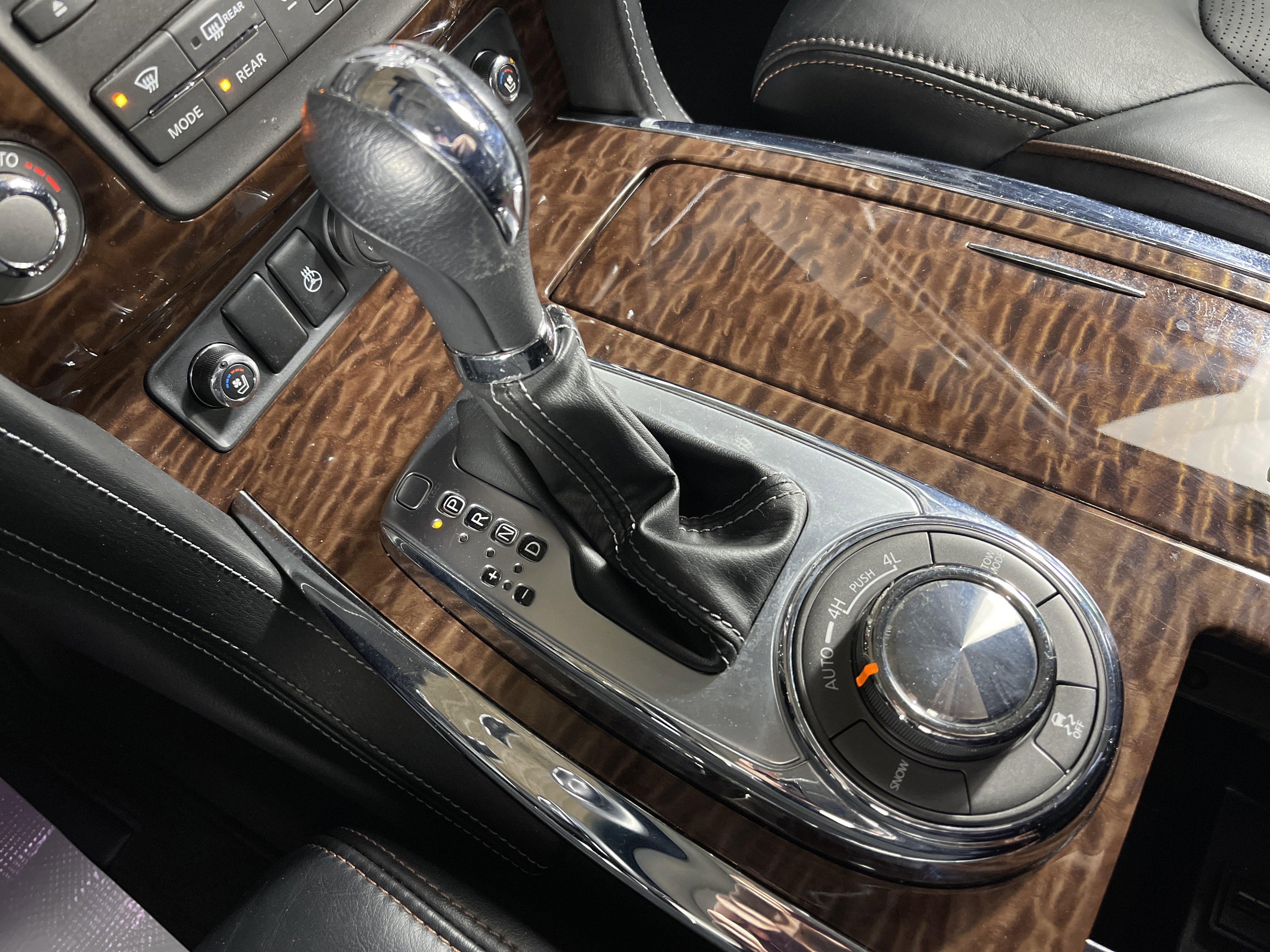 Used 2017 Nissan Armada Platinum w/ Interior Lighting Package image 27