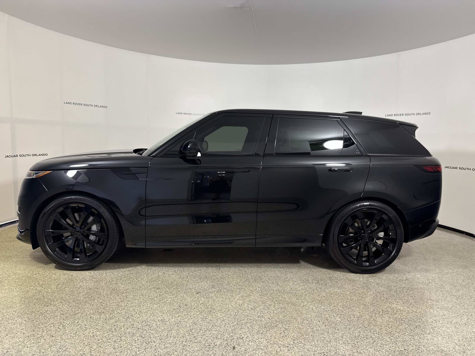 New 2027 Land Rover Range Rover Sport Dynamic SE AWD/4WD image 2