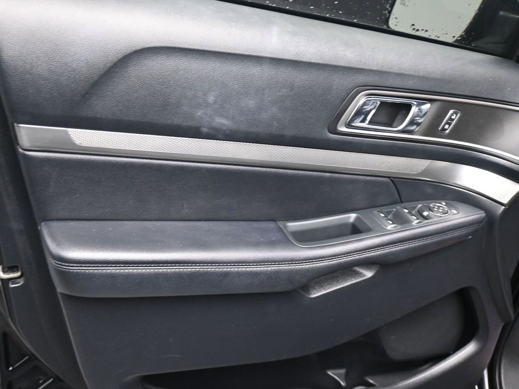 Used 2018 Ford Explorer XLT w/ Equipment Group 202A FWD image 21