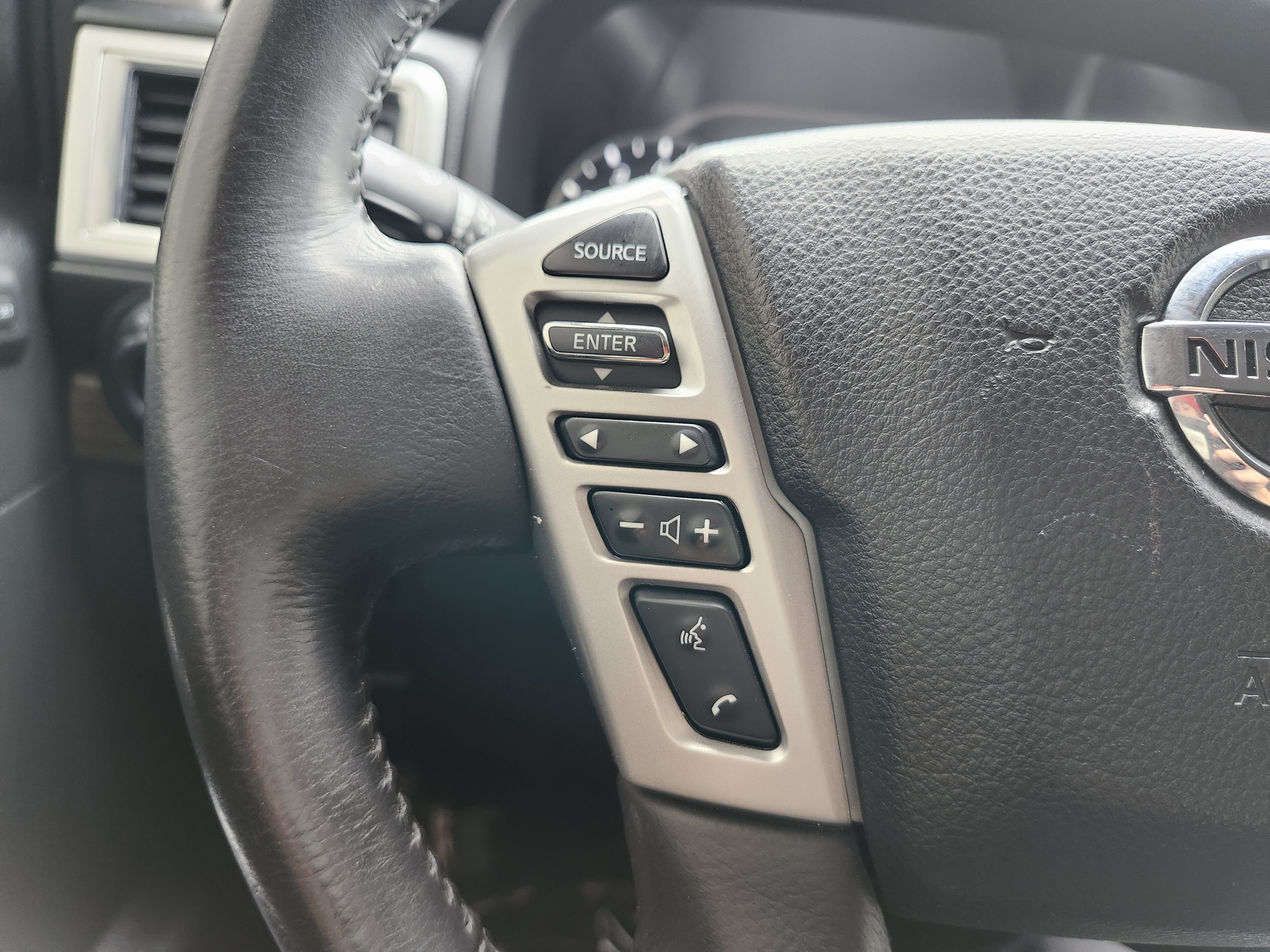 Used 2021 Nissan Titan SL w/ Moonroof Package AWD/4WD image 40