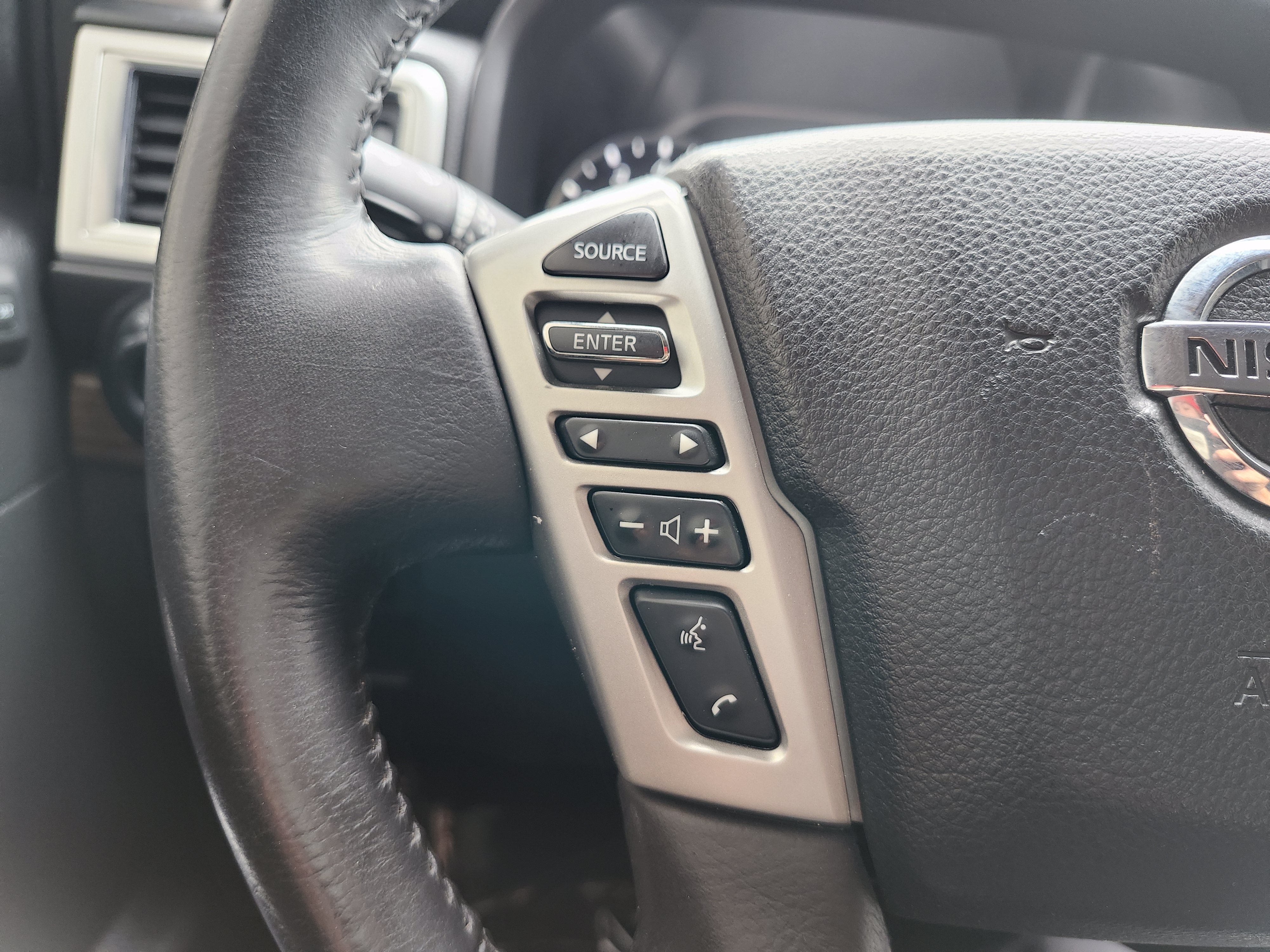 Used 2021 Nissan Titan SL w/ Moonroof Package AWD/4WD image 40