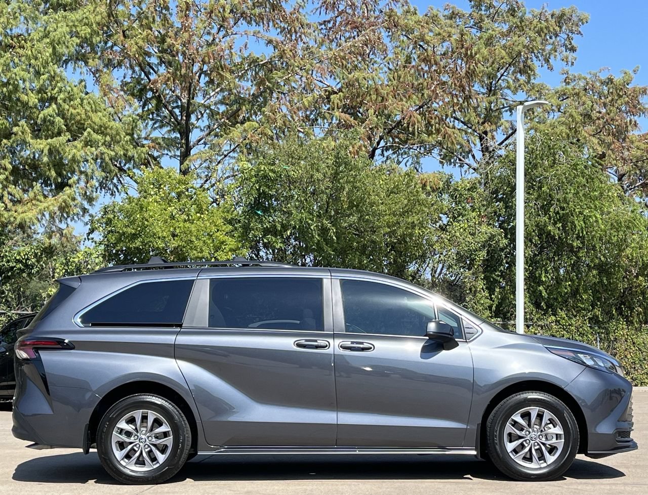 Used 2025 Toyota Sienna LE FWD image 3
