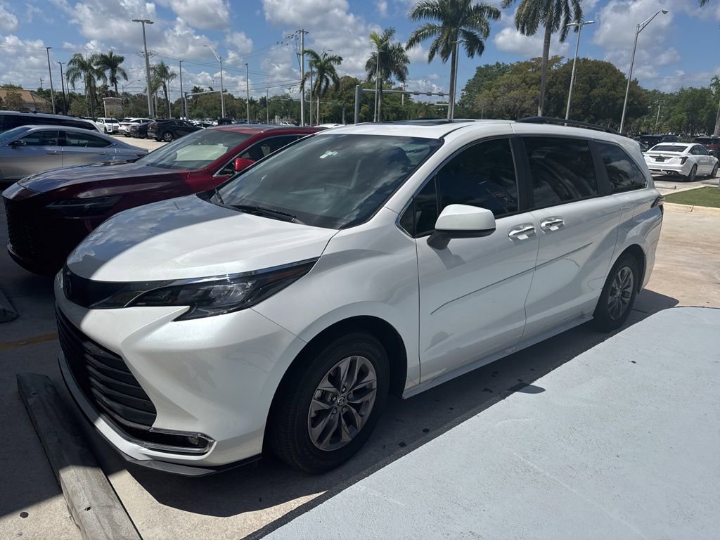 Used 2024 Toyota Sienna XLE image 2