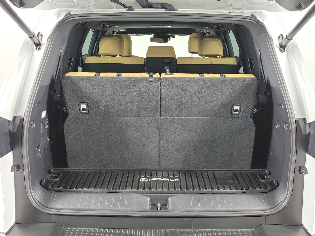 Used 2025 Lexus LX 600 4WD w/ Accessory Package (Z1) image 5