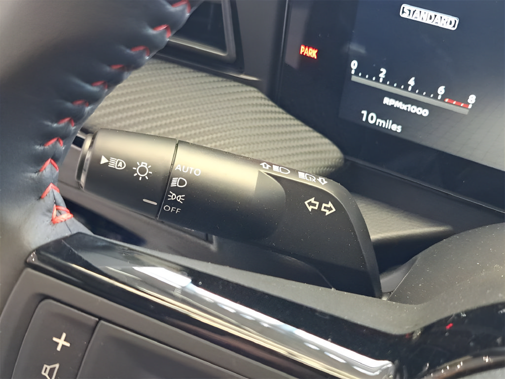 Certified 2025 Nissan Kicks SR FWD image 29