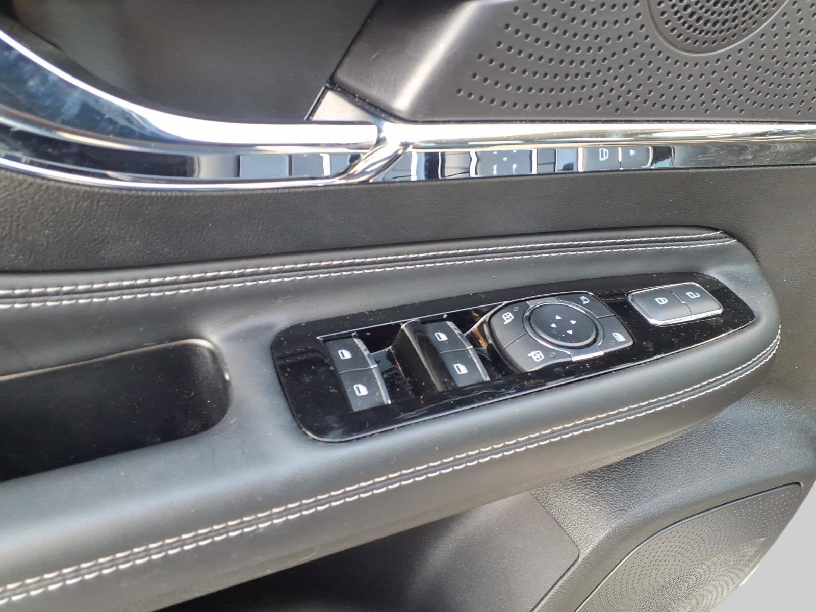 Used 2025 Lincoln Corsair AWD w/ Equipment Group 101A image 17