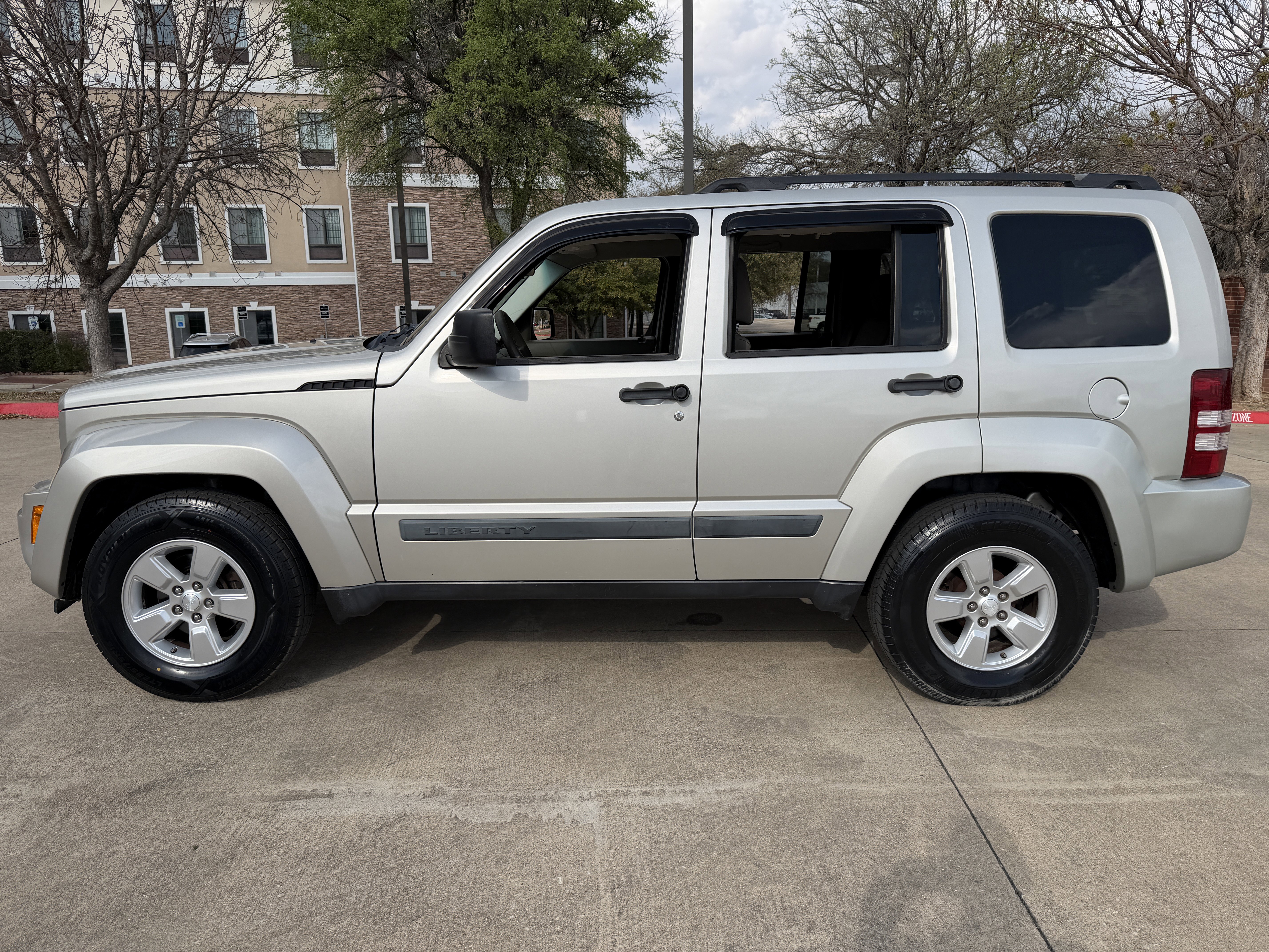 Used 2009 Jeep Liberty Sport w/ Popular Equipment Group RWD image 4