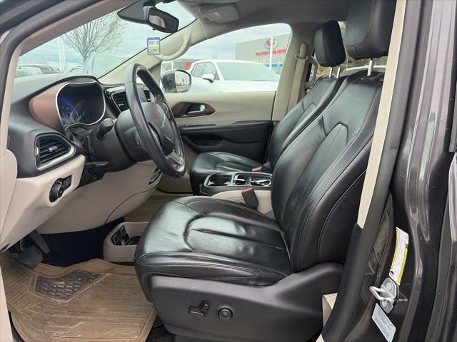 Used 2017 Chrysler Pacifica Touring-L image 5
