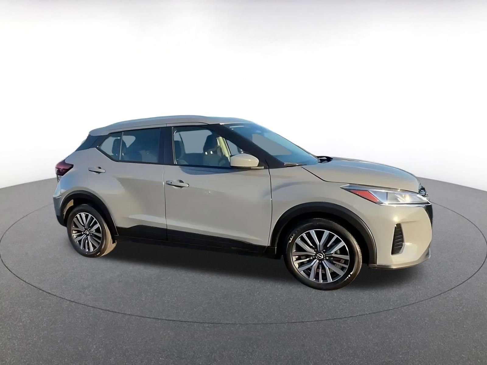 Used 2024 Nissan Kicks SV FWD image 2