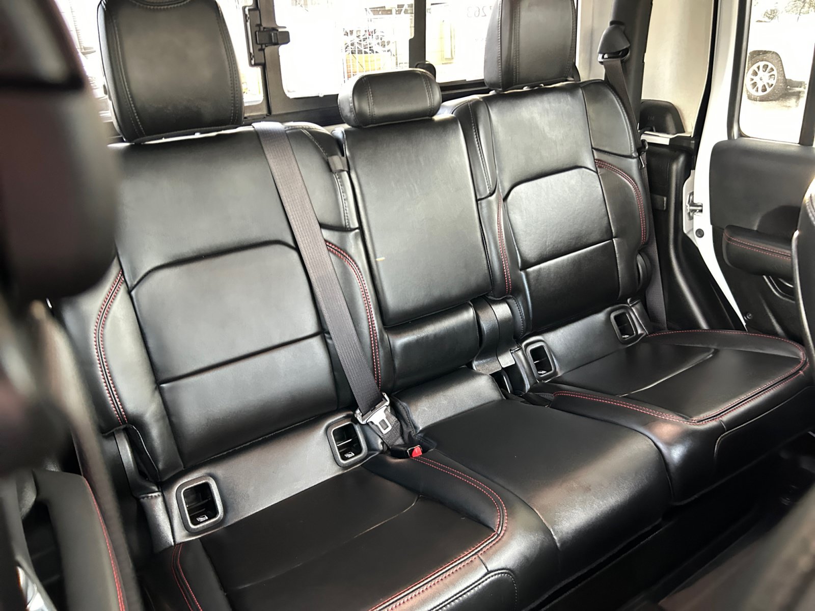 Used 2025 Jeep Gladiator Rubicon w/ Convenience Group AWD/4WD image 18