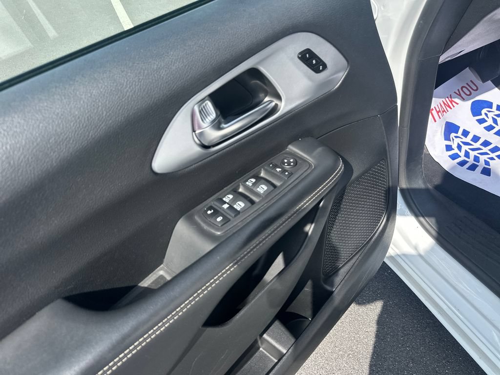 Used 2025 Chrysler Pacifica Limited FWD image 16