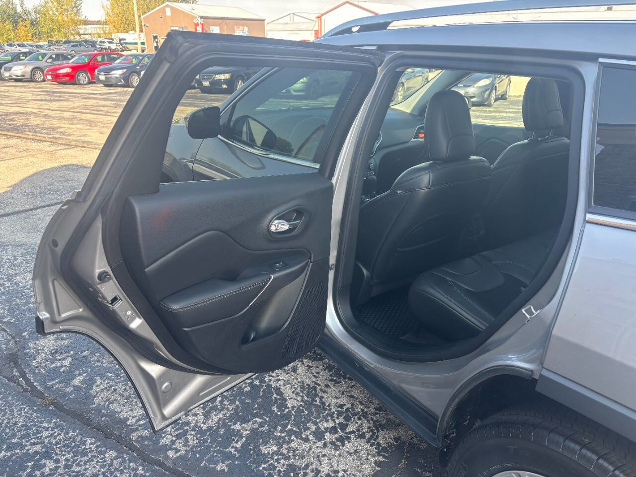 Used 2019 Jeep Cherokee Latitude Plus w/ Comfort/Convenience Group image 10