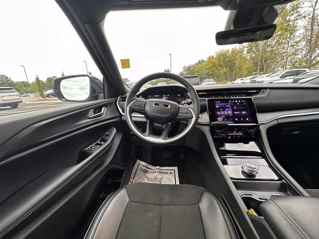 Used 2025 Jeep Grand Cherokee Altitude AWD/4WD image 18