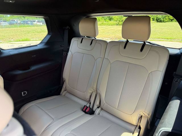 Used 2023 Jeep Grand Cherokee L Limited w/ Luxury Tech Group II AWD/4WD image 14