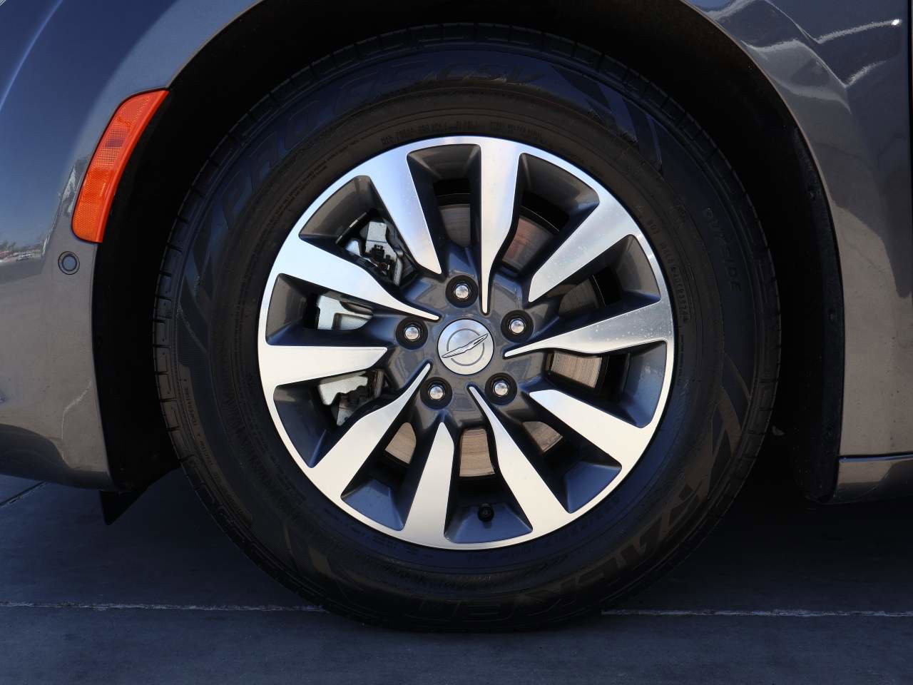 Used 2020 Chrysler Pacifica Limited w/ Advanced Safetytec Group FWD image 6