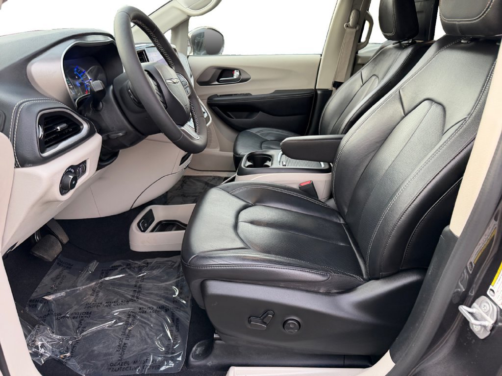 Used 2022 Chrysler Pacifica Touring-L w/ Uconnect Theater Family Group FWD image 16