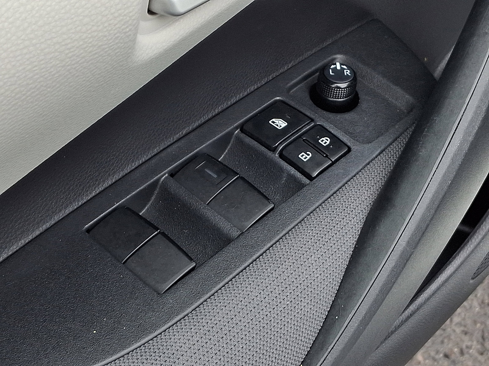 Used 2020 Toyota Corolla LE image 25