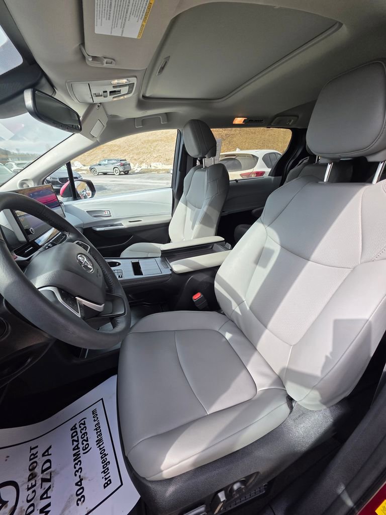 Used 2025 Toyota Sienna XLE w/ XLE Plus Package image 13