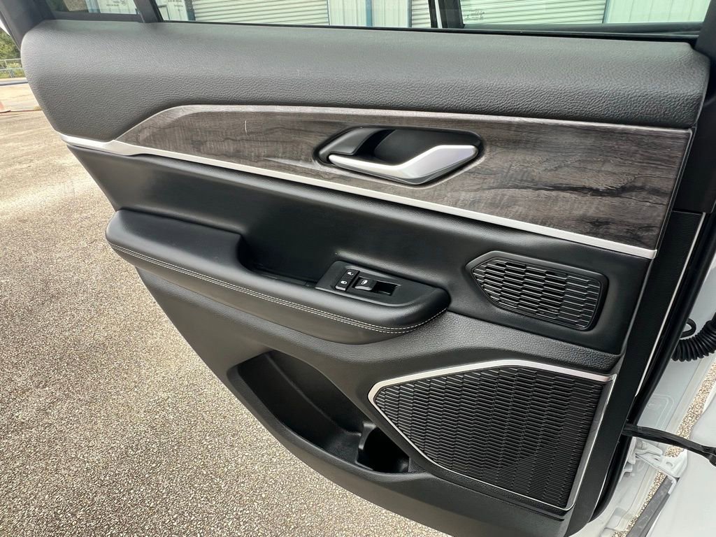 Used 2022 Jeep Grand Cherokee Limited image 19