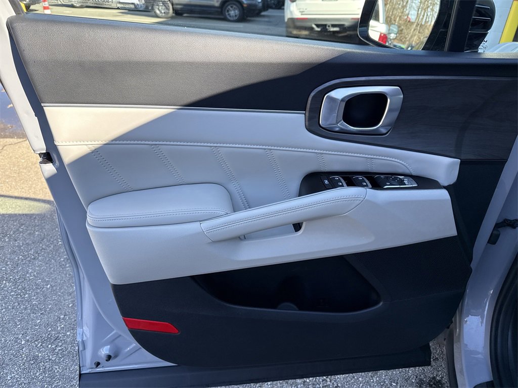 Used 2025 Kia Sorento SX image 10