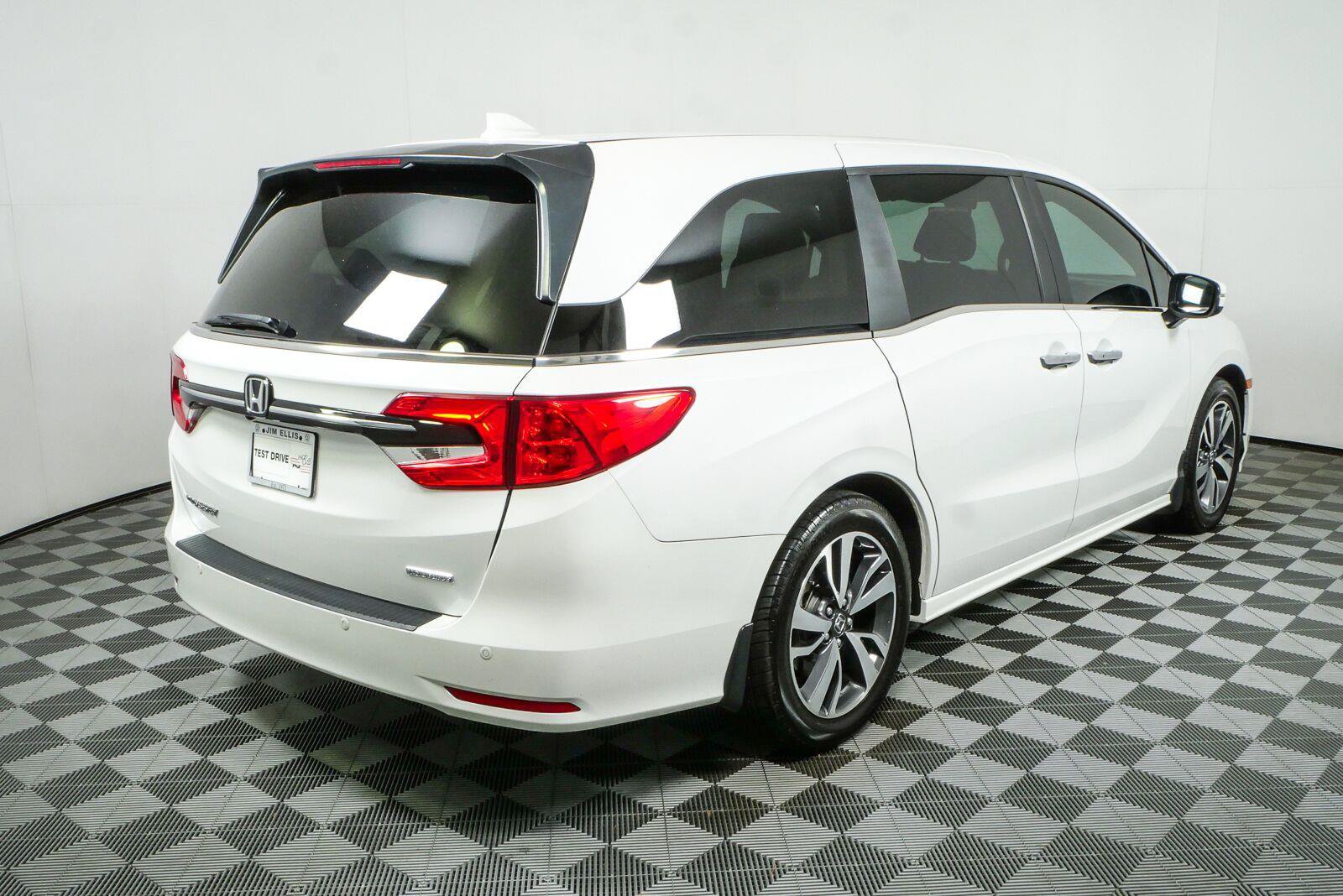Used 2024 Honda Odyssey Touring image 3