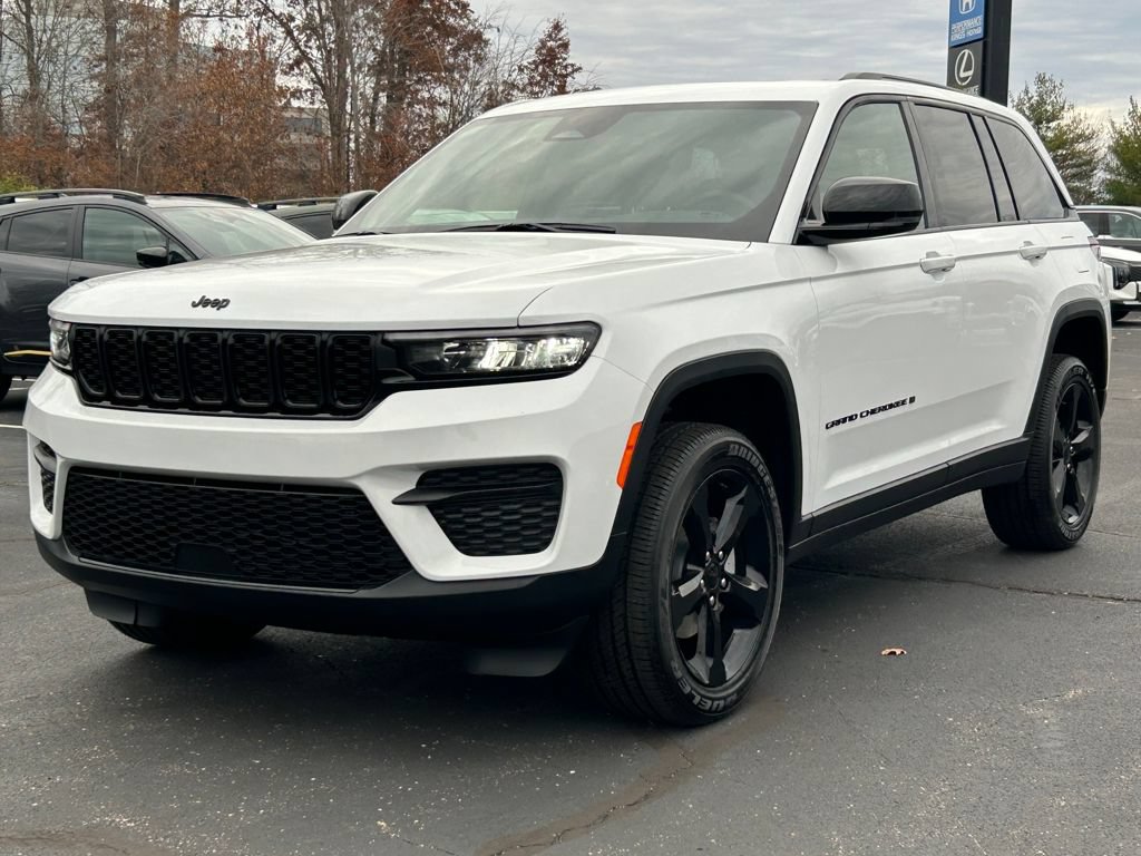 New 2025 Jeep Grand Cherokee Altitude AWD/4WD image 3