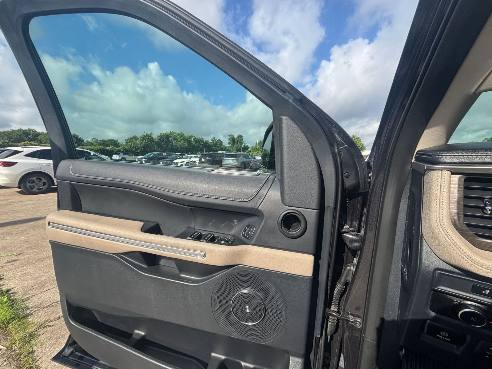 Used 2024 Ford Expedition Limited AWD/4WD image 18