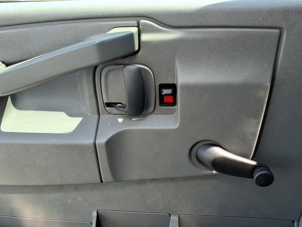 Used 2018 Chevrolet Express 3500 RWD image 4