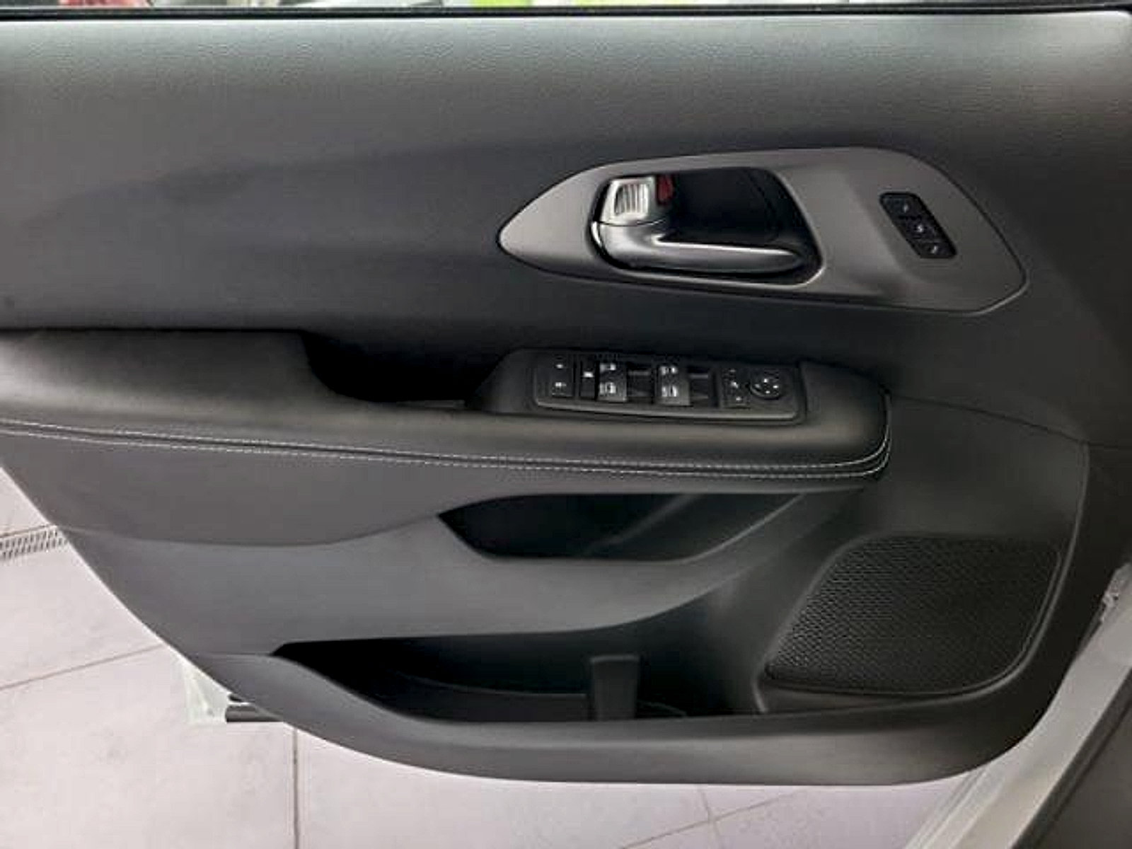 New 2027 Chrysler Pacifica Limited FWD image 12