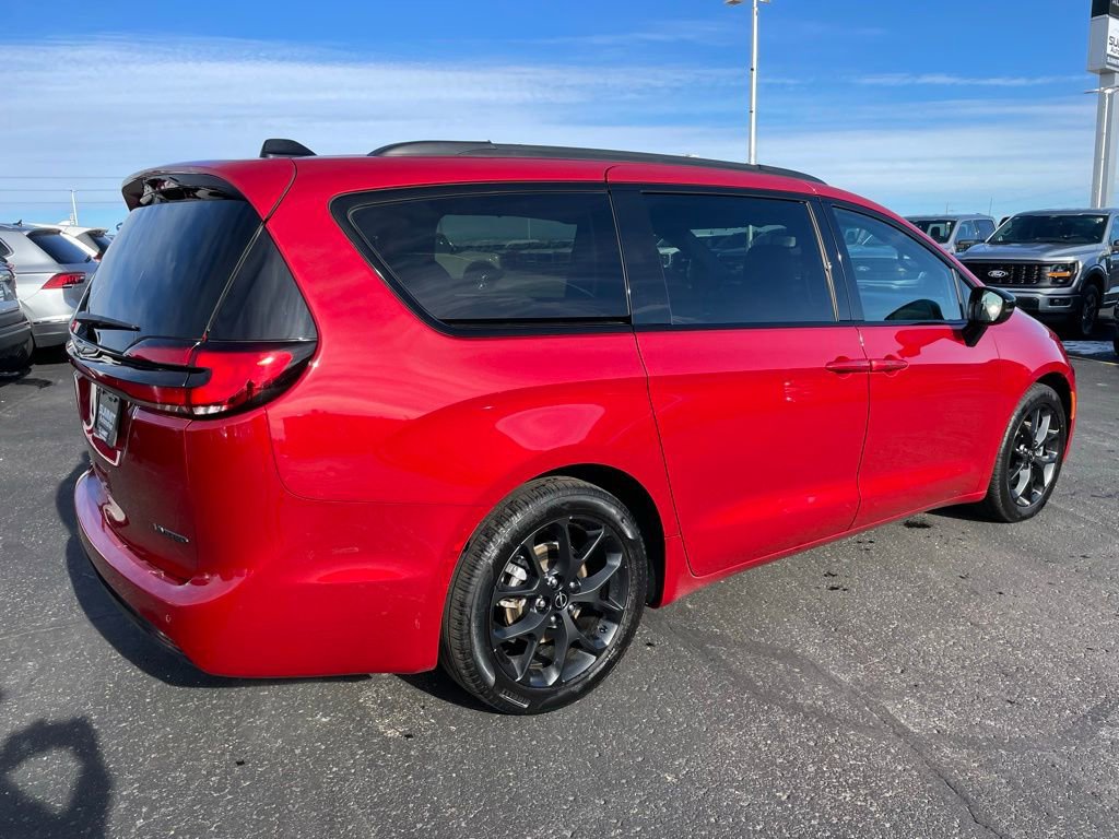 Used 2025 Chrysler Pacifica Limited image 4