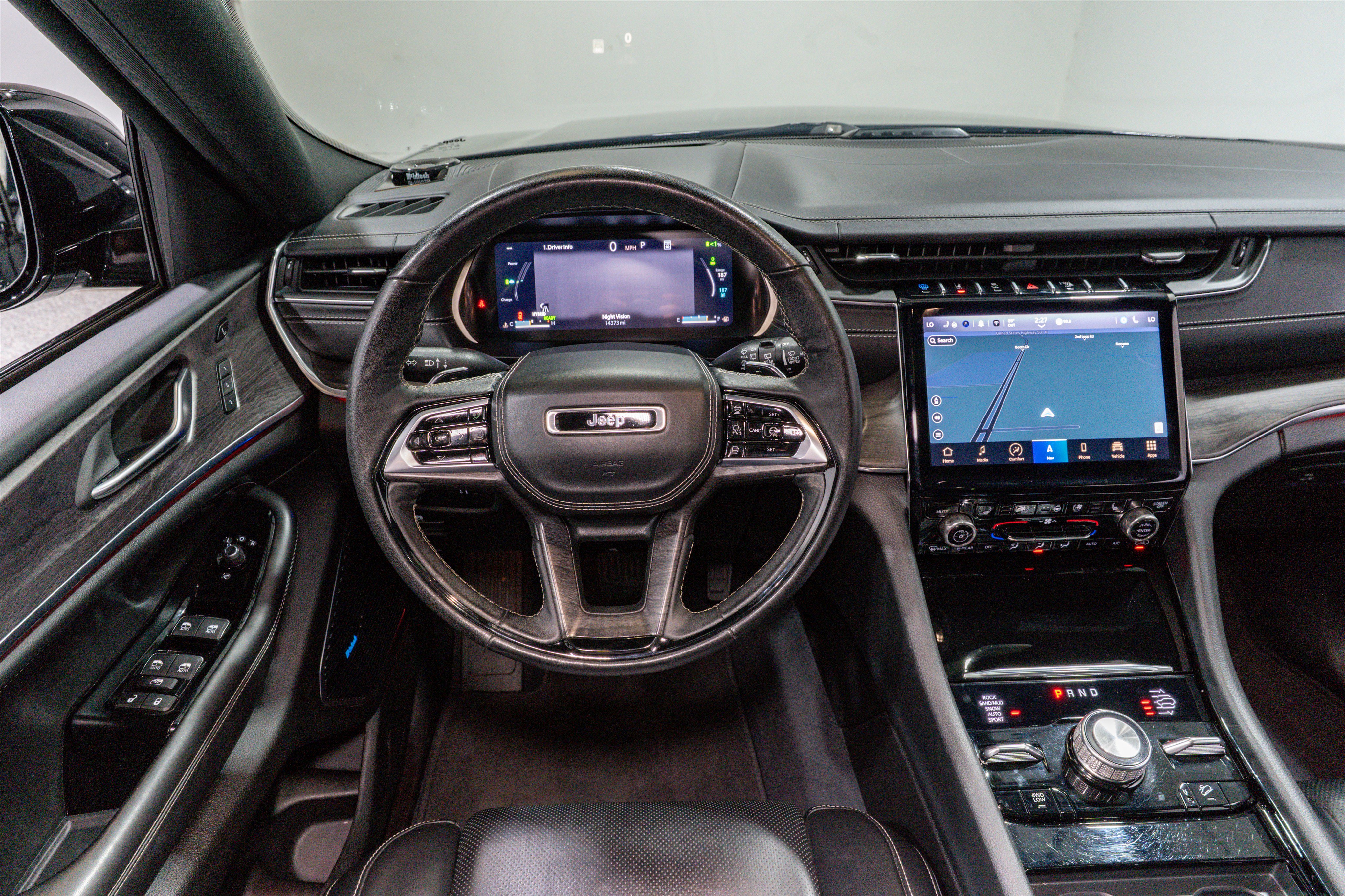 Used 2023 Jeep Grand Cherokee Overland w/ Advanced Protech Group III image 11