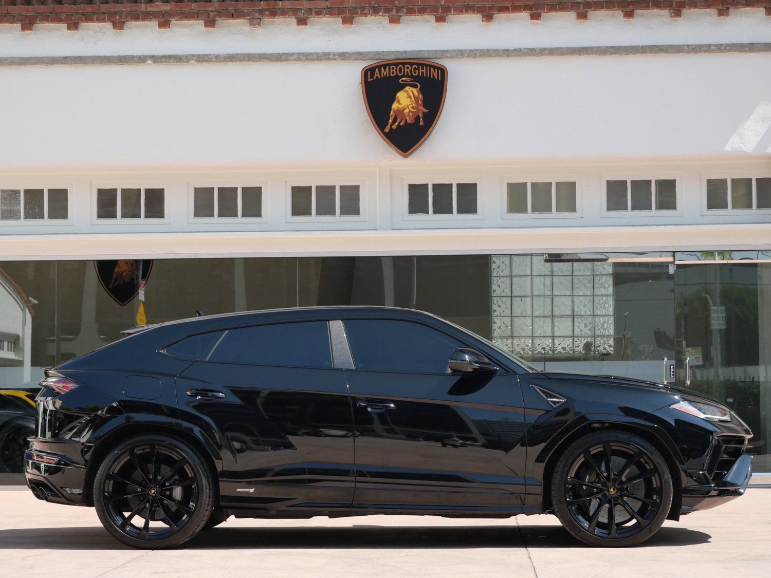 Used 2023 Lamborghini Urus S image 2
