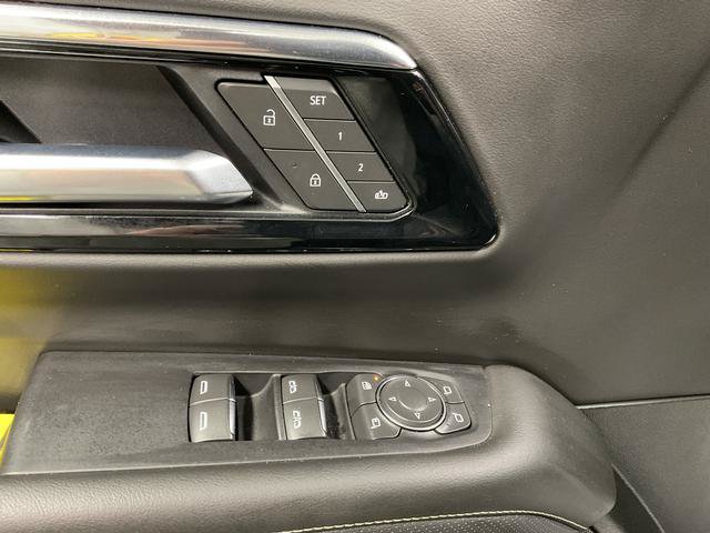 Used 2025 Chevrolet Suburban Premier AWD/4WD image 11