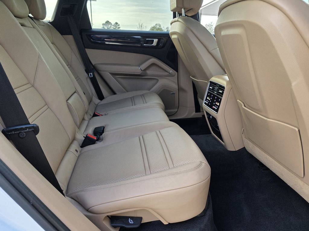 Used 2022 Porsche Cayenne image 38