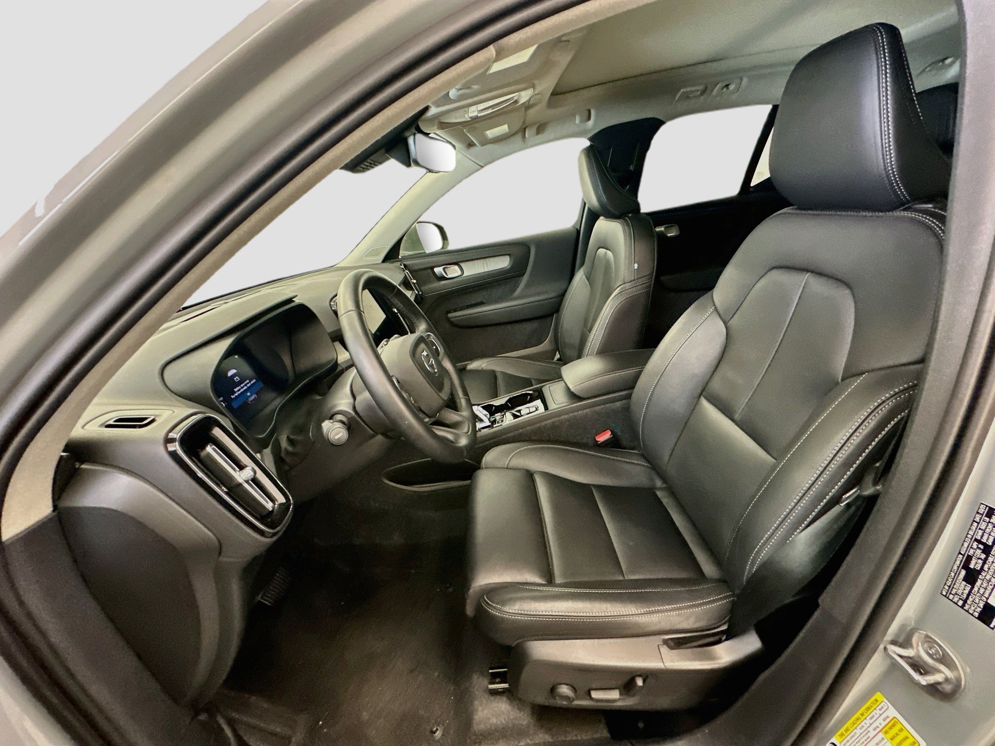 Used 2025 Volvo XC40 B5 Plus AWD/4WD image 13