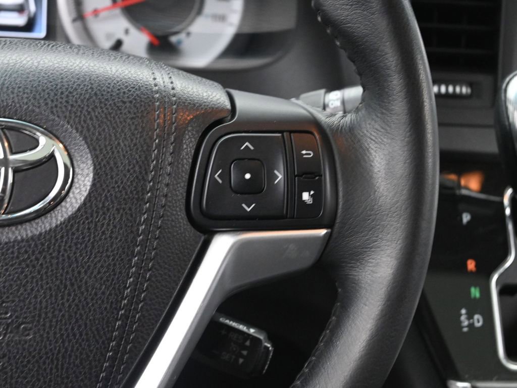 Used 2015 Toyota Sienna SE image 32