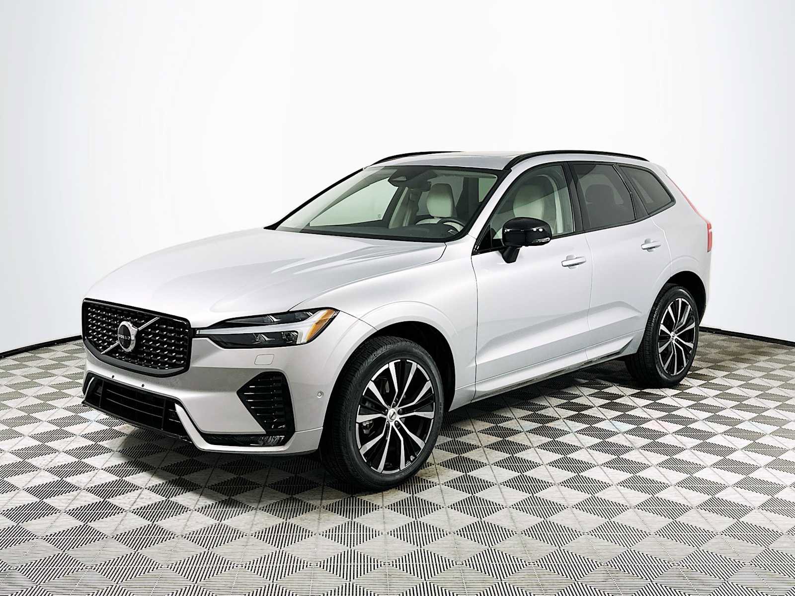 Used 2023 Volvo XC60 B5 Plus w/ Climate Package AWD/4WD image 3