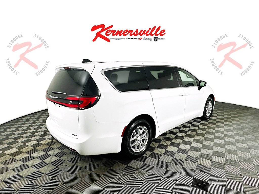 New 2026 Chrysler Pacifica Select image 7