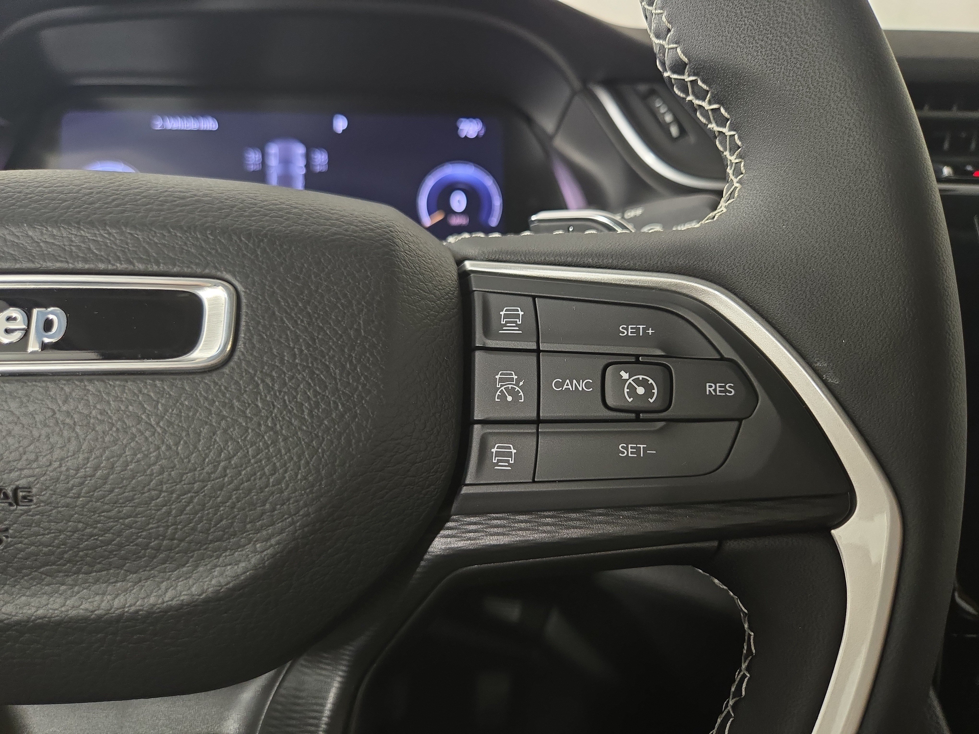 Used 2023 Jeep Grand Cherokee Laredo AWD/4WD image 17