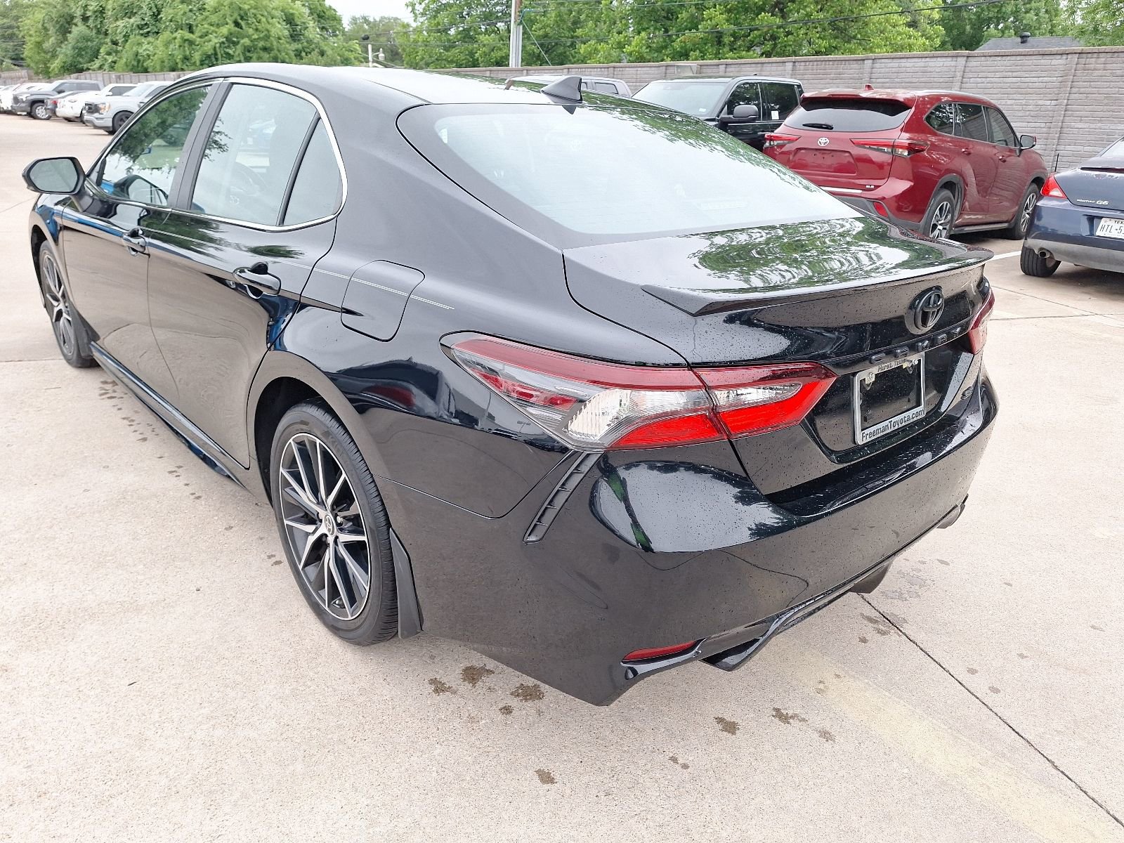 Used 2023 Toyota Camry SE FWD image 4
