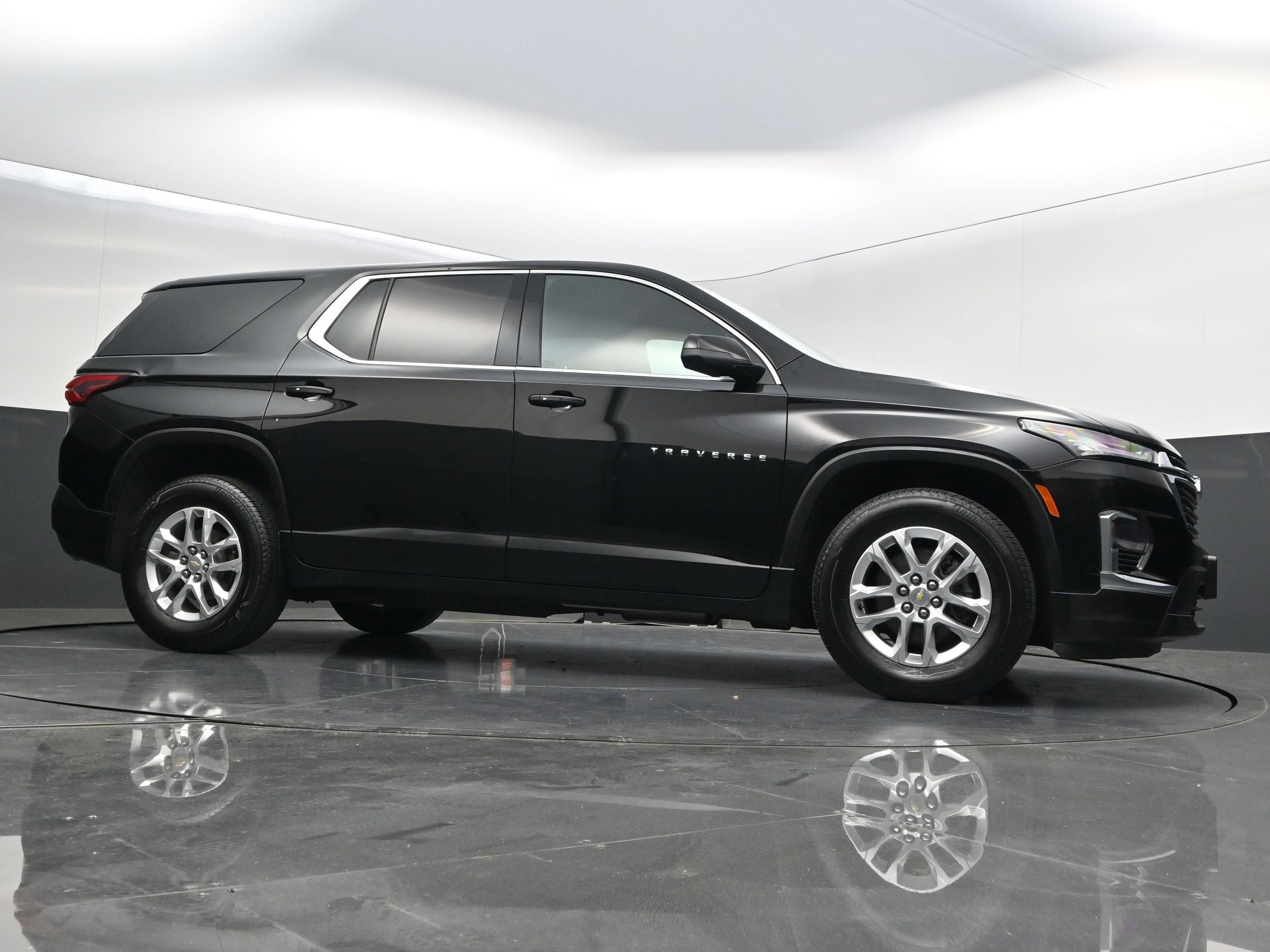 Used 2023 Chevrolet Traverse LS AWD/4WD image 39