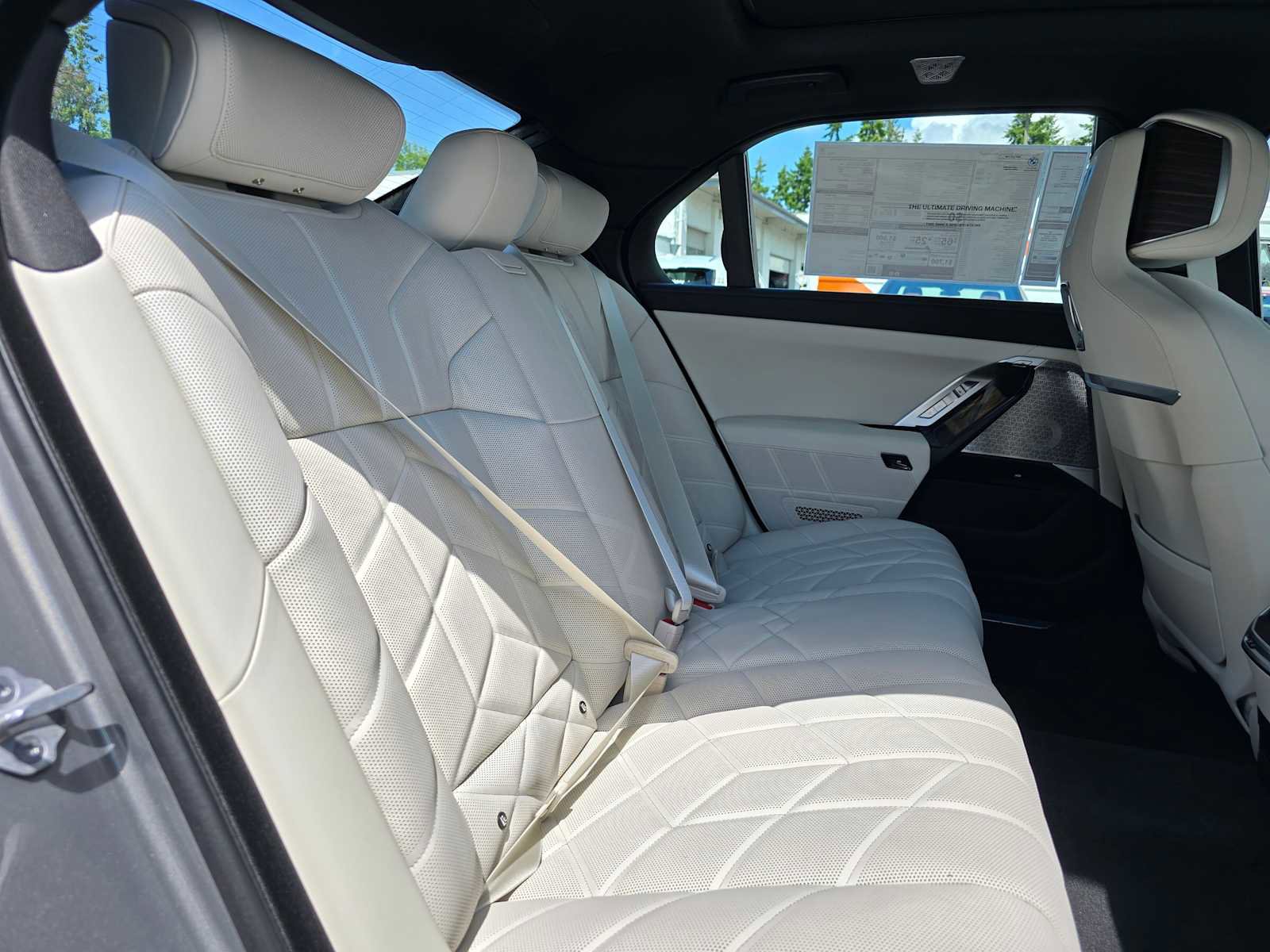 Used 2025 BMW 750e xDrive w/ Executive Package image 14