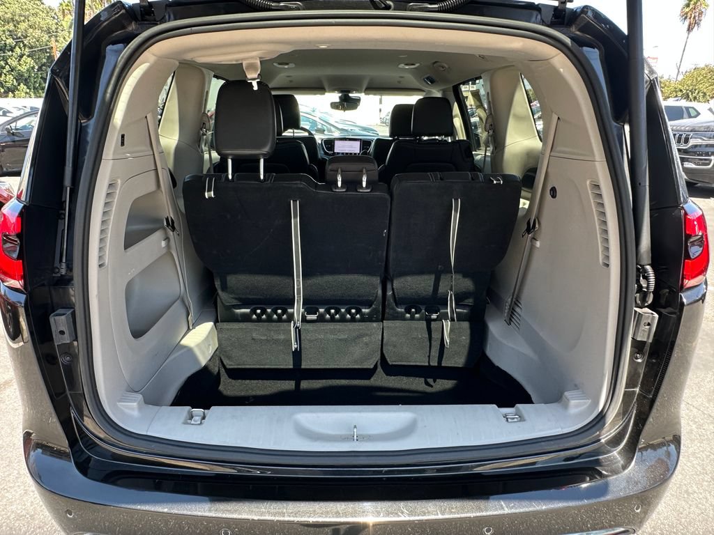 Used 2023 Chrysler Pacifica Touring-L FWD image 16